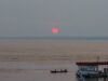 Fumaça encobre pôr do sol em meio a queimadas em Itacoatiara