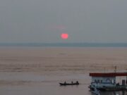 Fumaça encobre pôr do sol em meio a queimadas em Itacoatiara