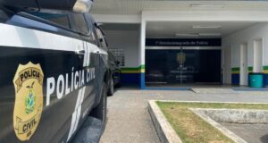 Mulher trans é presa suspeita de atacar idoso alemão, arrancar orelhas e causar lesões nos olhos em Manaus