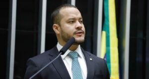 Deputado federal Adail Filho é alvo de operação da PF autorizada por Alexandre de Moraes; investigação apura suspeitas de corrupção e lavagem de dinheiro