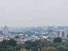Manaus amanhece encoberta por fumaça pela 3ª vez em menos de 10 dias; qualidade do ar chega a nível péssimo