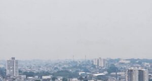 Manaus amanhece encoberta por fumaça pela 3ª vez em menos de 10 dias; qualidade do ar chega a nível péssimo