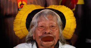 Cacique Raoni, de 94 anos, recebe cuidados paliativos em Mato Grosso