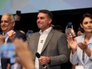 Flávio Bolsonaro recebe apoio de partidos e fala em mudar Constituição