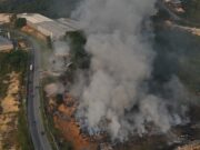 Fogo em área com lixão passa de 18 horas e fumaça afeta qualidade do ar em Manaus