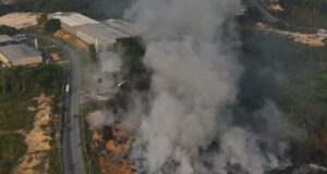 Responsável por área atingida por incêndio em Manaus é multada em R$ 5,5 milhões