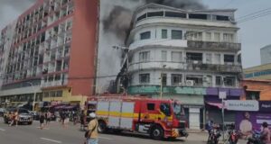 incêndio começa em restaurante e atinge dois prédios no Centro de Manaus; fogo está confinado