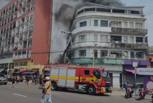 incêndio começa em restaurante e atinge dois prédios no Centro de Manaus; fogo está confinado