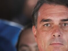 Flávio Bolsonaro descumpre ordem de Moraes e não entrega passaporte à PF