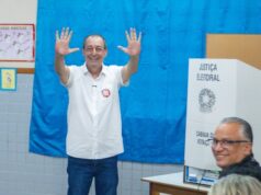 Omar Aziz vence em 60 municípios e domina votação no interior do AM; Professora Maria do Carmo lidera em duas cidades