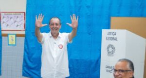 Omar Aziz vence em 60 municípios e domina votação no interior do AM; Professora Maria do Carmo lidera em duas cidades